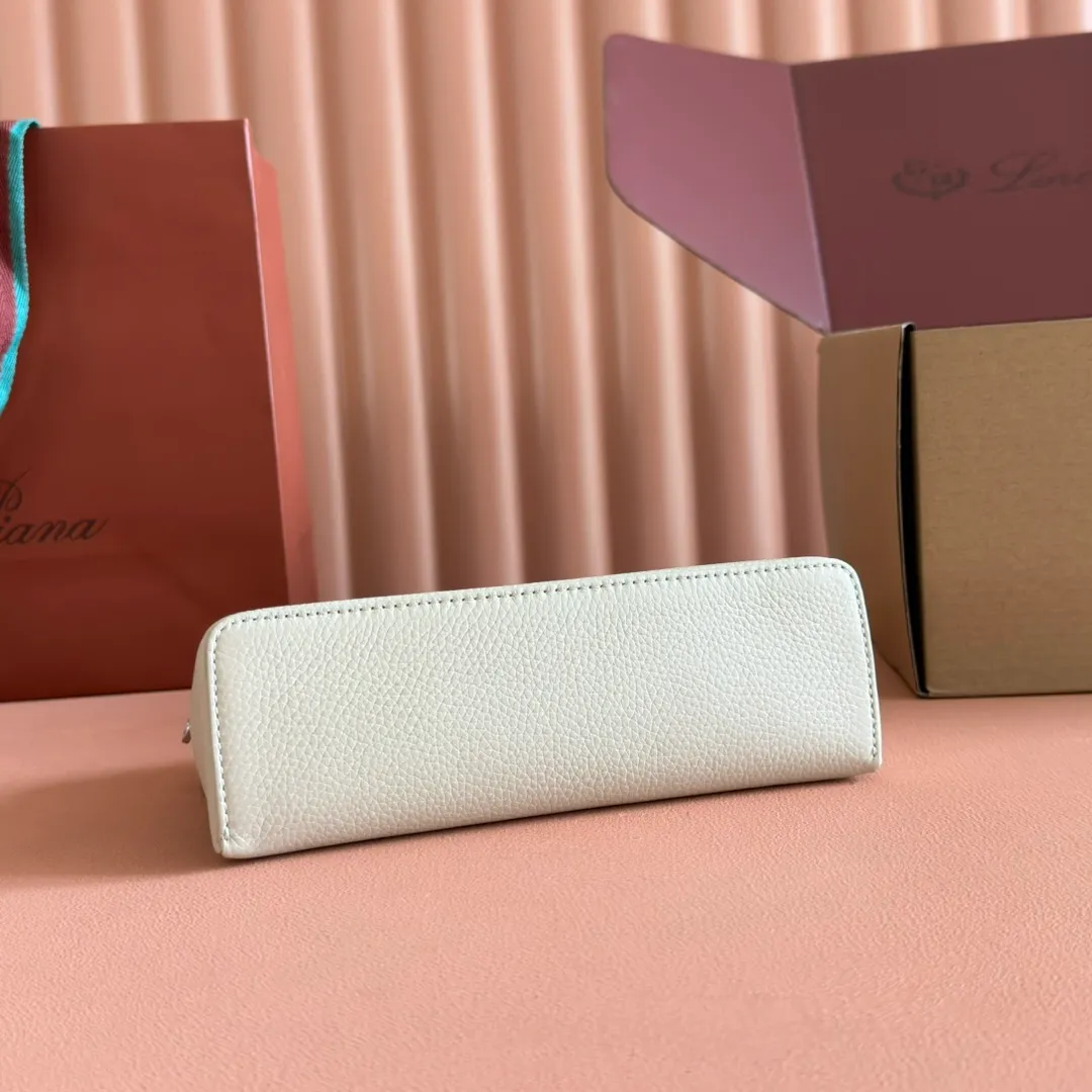 p1160💋💋💋【Original leather configuration counter complete set of packaging】 𝐋𝐨𝐫𝐨 𝐏𝐢𝐚𝐧@ Extra pocket L19 series handbag/crossbody bag, all steel, the most comfortable life is the undefined life, just like loro The material design of pian@ does not require complicated design styles. The simple and soft outline is elegant and durable, like an exquisite cosmetic case, which perfectly balances appearance and functionality. The leather is delicate and feels as soft as butter. The small bag has a large capacity. It is not only portable with a thin shoulder strap, but can also be worn cross-body. Sisters who have a special liking for minimalist style can buy it. It is simple and versatile. The simpler, the more different. Stars and Instagram celebrities are all planting it. There are two sizes of 19 cm and 27 cm. One is exquisite and casual, and the other is elegant and grand. Size: Small: length 19×width 7×height 12cm (